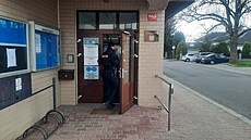 Policisté od rána zasahují na ú�ad� ve Svítkov�. (10. dubna 2025)