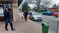 Policisté od rána zasahují na ú�ad� ve Svítkov�. (10. dubna 2025)