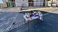 Ped vyhoelou restaurací U Kojota lidé stále zapalují svíky. (4. dubna 2025)