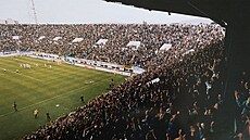 Zápas se Slavií, vyprodaná (a je�t� ne zcela zast�e�ená) Stínadla, fini� sezony...