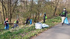 B�ehy i koryto Oh�e �istili dobrovolníci u� podesáté. Se�ly se jich na dv�...
