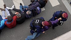 Orbán zm�nil ústavu, vadí LGBT+ i �zrádci národa�. Odp�rci blokovali parlament