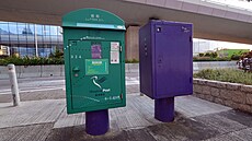 Po�tovní schránka Hongkongské po�ty (vlevo) na ulici Sheung Yee Road v oblasti...