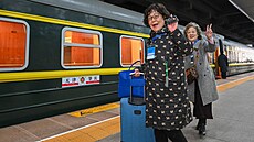 Cestující v severo�ínském Tianjinu se p�ipravují na nástup do vlaku pro...
