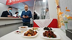 Pokrmy v jídelním voze ve vlaku pro seniory zachycené v Pekingu, hlavním m�st�...