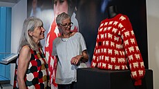 Joanna Osborne (vpravo) a Sally Muirová (vlevo) s originálním svetrem princezny...