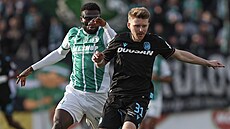 Plze�ský Pavel �ulc (vpravo) v akci b�hem pohárového utkání s Bohemians.