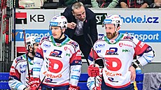 Pardubický kou Miloslav Hoava bhem estého semifinálového utkání s Hradcem...