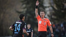 Sudí Jan V�ete�ka b�hem �tvrtfinále domácího poháru mezi Bohemians a Plzní.