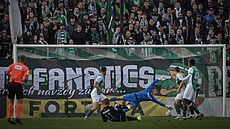 Plzeský útoník Matj Vydra v pádu krásn otevírá skóre tvrtfinálového zápasu...