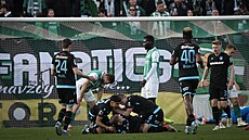Plzeský útoník Matj Vydra (na zemi) v objetí spoluhrá po gólu v pohárovém...