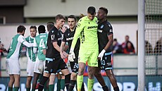 Plze�tí fotbalisté uklid�ují gólmana Viktora Baiera po jeho chyb� v pohárovém...
