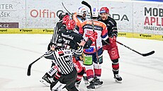 Poty�ka v �estém semifinálovém utkání mezi Hradcem a Pardubicemi.