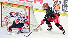 Pardubický gólman Roman Will likviduje anci Adama Novotného z Hradce.