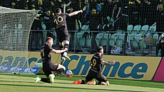 Vasil Kuej (vpravo) slaví gól do sít Karviné.