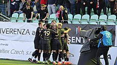 Slávistití fotbalisté slaví gól Vasila Kueje do sít Karviné.