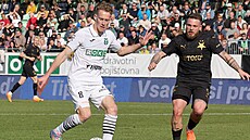 Slávistický k�ídelník Vasil Ku�ej (vpravo) b�hem utkání s Karvinou.