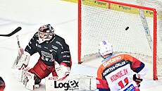 Hradecký branká� Stanislav �korvánek inkasuje dal�í gól od Pardubic.