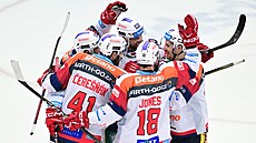 Pardubi�tí hokejisté slaví dal�í gól v síti Hradce v �estém semifinále.