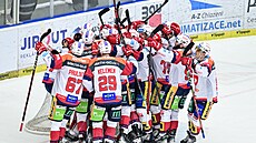 Pardubití hokejisté oslavují postup do finále extraligy.