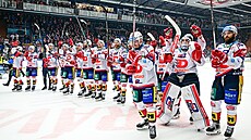Pardubití hokejisté oslavují postup do finále extraligy, v popedí stojí...