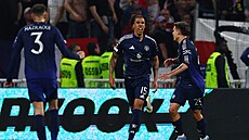 Stoper Manchester United Leny Yoro (uprosted) slaví gól do sít Lyonu.