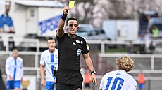 Sudí Dominik Starý ukazuje lutou kartu za filmování ostravskému Matji ínovi...