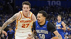 Cole Anthony (50) z Orlando Magic se tlaí ke koi Atlanta Hawks, brání ho Vít...