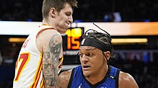 Paolo Banchero (vpravo) z Orlando Magic útoí na ko Atlanta Hawks, brání ho...