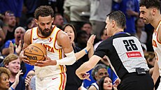 Trae Young z Atlanta Hawks sebral mí� rozhod�ímu a byl vylou�en.