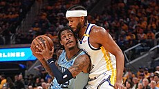Ja Morant (12) z Memphis Grizzlies mí�í s mí�em ke ko�i Golden State Warriors,...