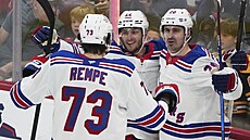 Jonny Brodzinski (22), Matt Rempe (73) a Chris Kreider (20) z New York Rangers...