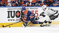 Adrian Kempe (9) z Los Angeles Kings atakuje Viktora Arvidssona (33) z Edmonton...