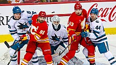 Nazem Kadri (91) a Adam Klapka (43) z Calgary Flames p�ed bránou San Jose...