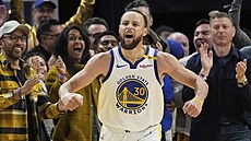 Stephen Curry (30) z Golden State Warriors slaví trojku.