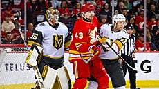 Adam Klapka (43) z Calgary Flames ped bránou Vegas Golden Knights