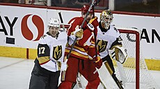Adam Klapka z Calgary p�ed bránou Vegas, kterou hlídá Ilja Samsonov.