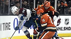 Martin Ne�as (88) z Colorado Avalanche v zápase s Anaheim Ducks