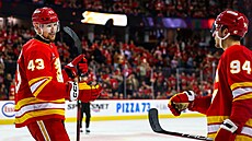 Adam Klapka (43) a Brayden Pachal (94) slaví gól Calgary Flames.