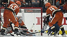 Luká Dostál z Anaheim Ducks elí útoku Colorado Avalanche.