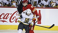 William Karlsson (v bílém) z Vegas Golden Knights�  a Adam Klapka z Calgary...