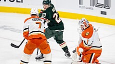 Luká Dostál (1) a Radko Gudas (7) z Anaheim Ducks elí v zápase s Minnesota...