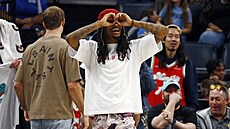 Ja Morant z Memphis Grizzlies má radost z kousku spoluhráe Jukiho Kawamury.