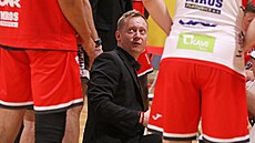 Pardubický trenér Jan otnar hovoí ke svým svencm.