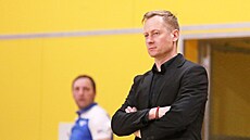Pardubický trenér Jan otnar sleduje své svence.