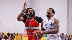 Jacob Evans (vpravo) z Olomoucka atakuje ko� Pardubic kolem Esy Ahmada.