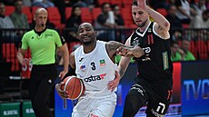 LaQuincy Rideau (vlevo) z Ostravy úto�í na ko� Nymburka, brání ho Mat�j Svoboda.