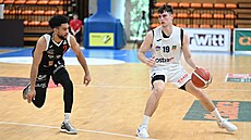Mikulá� �ank z Ostravy u mí�e v zápase s Nymburkem, hledí si ho Stephen Brown.