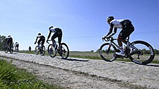 Tadej Poga�ar s kolegy z UAE Team Emirates - XRG b�hem tréninku na závod...