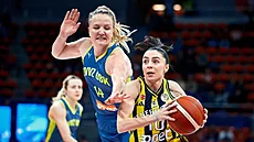 Emese Hofová (vlevo) z USK Praha se sna�í zastavit Alperi Onarovou z Fenerbahce.